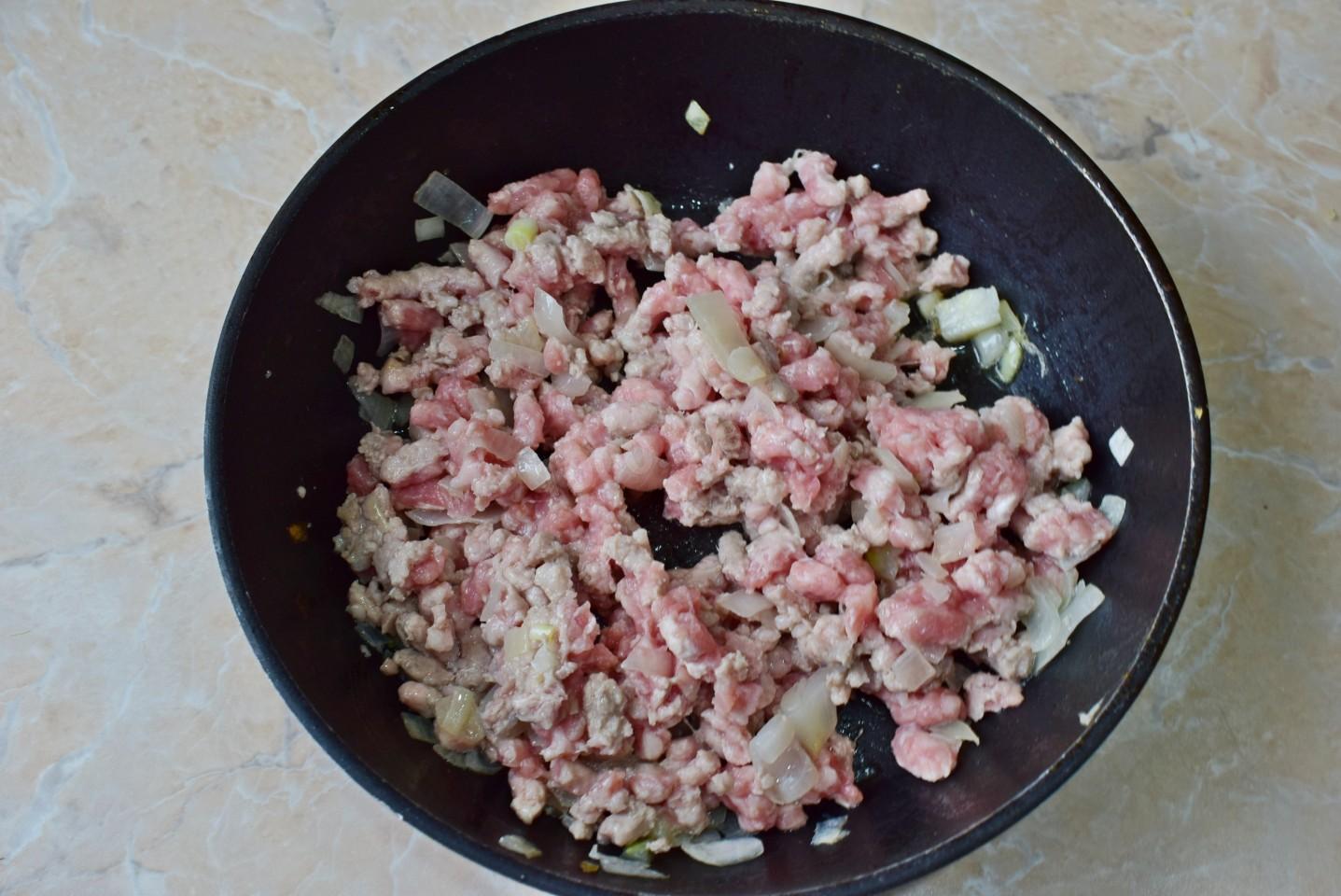 Шаг 3. Как обжарить фарш с луком?