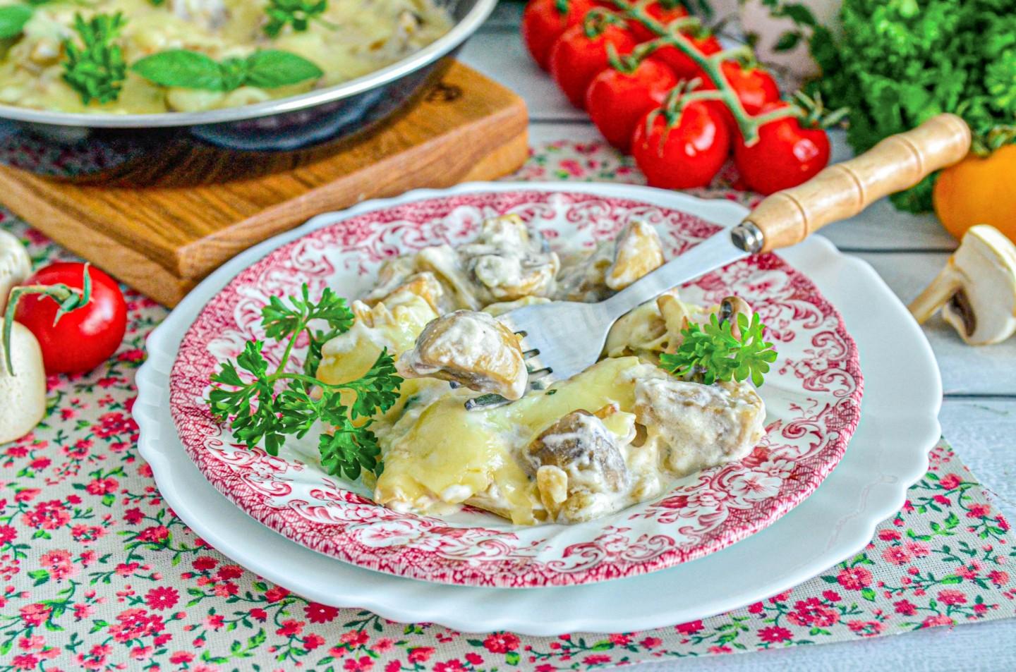 Шаг 10. Как подать и хранить домашний жульен с грибами и сметаной?