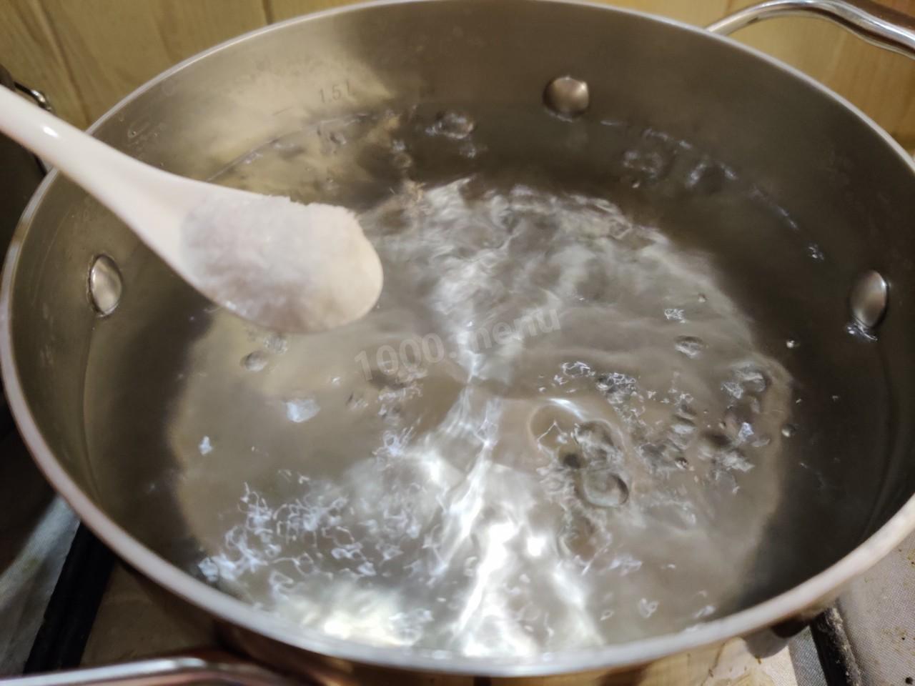 Шаг 4. Сколько воды нужно для варки риса в кастрюле?
