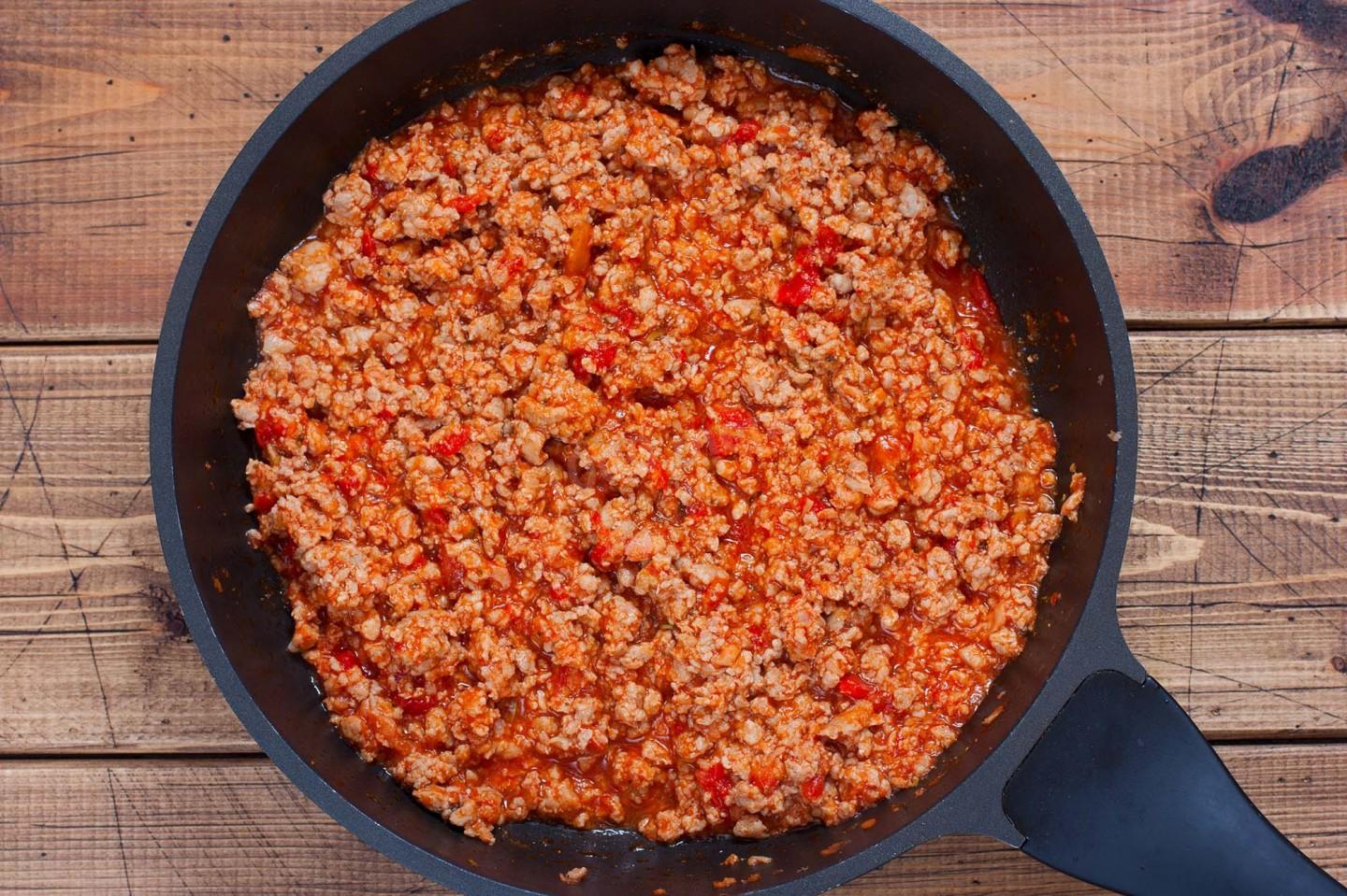 Шаг 3. Как потушить мясо в томатном соусе?