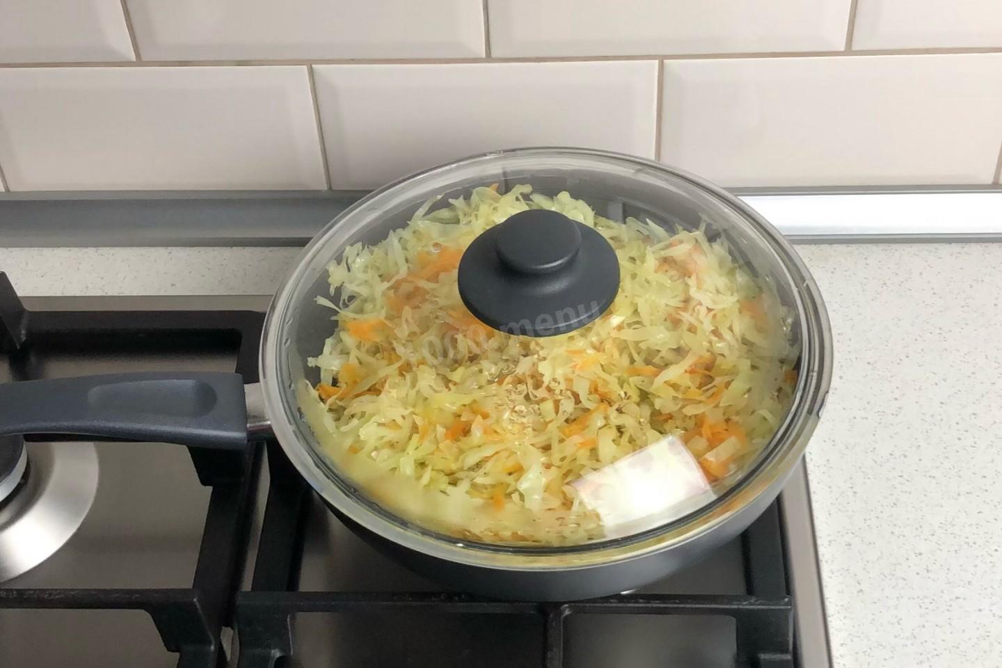 Шаг 7. Как потушить капусту с луком и морковью?