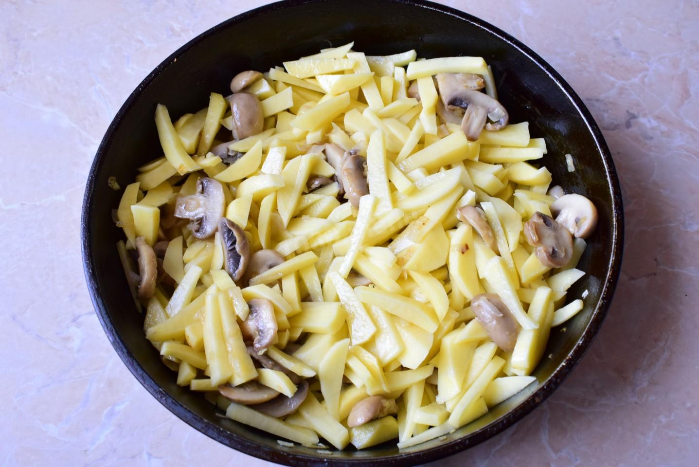 Шаг 6. Как обжарить картошку с луком и грибами?