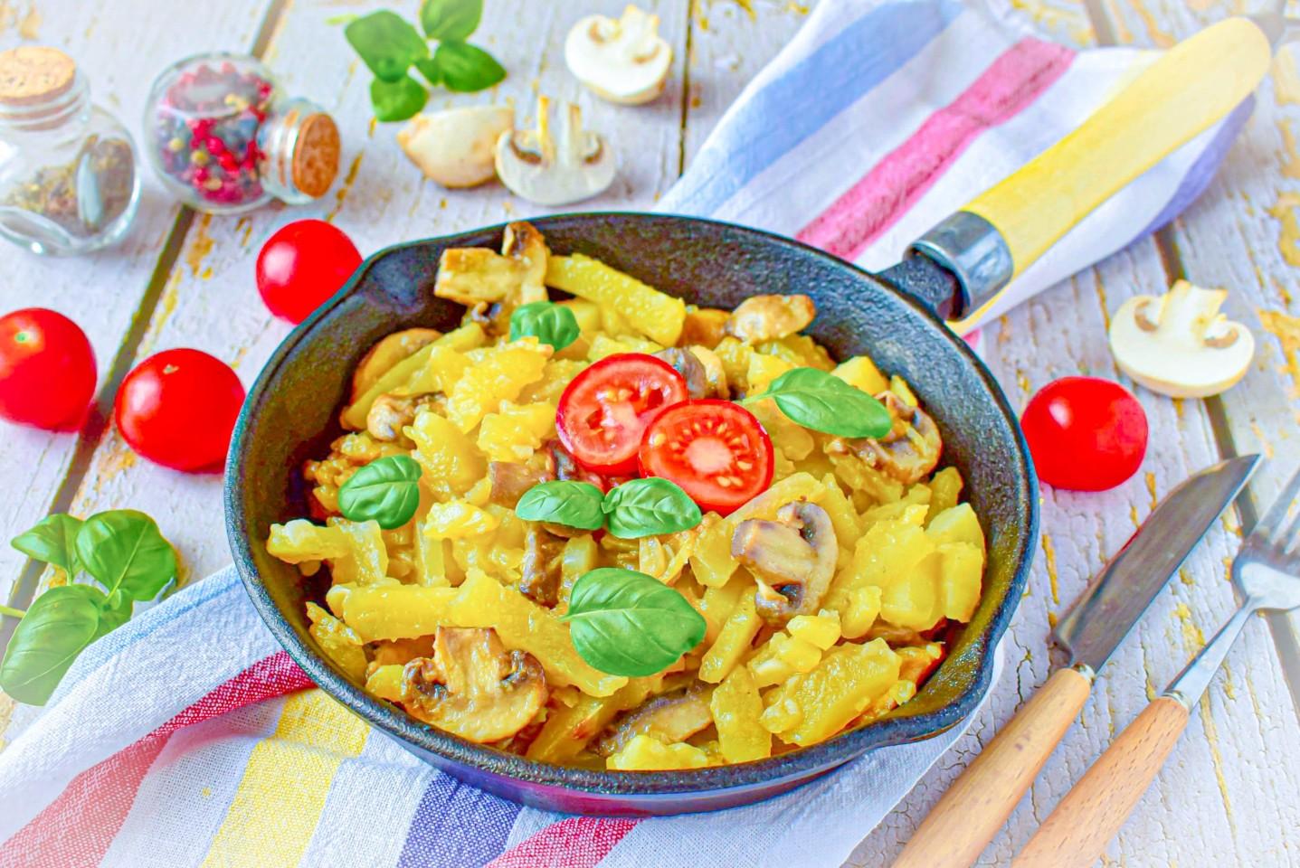 Шаг 7. Как подать жареную картошку с луком и грибами к столу?