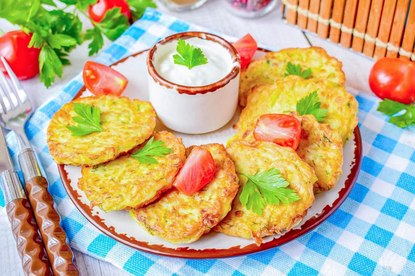 Шаг 6. Как подать кабачковые котлеты к столу?