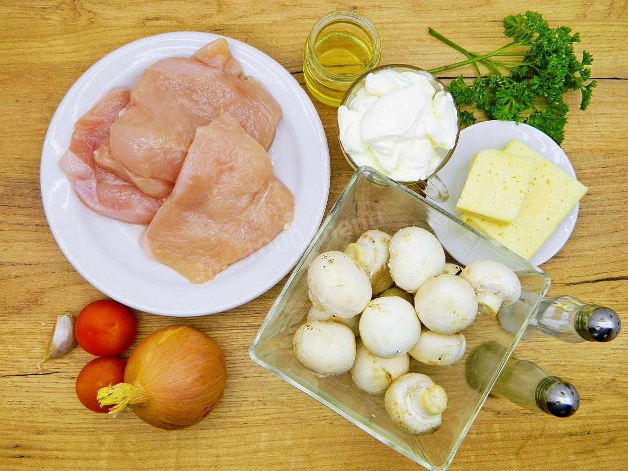 Шаг 1. Как сделать куриное мясо по-французски с грибами в духовке?