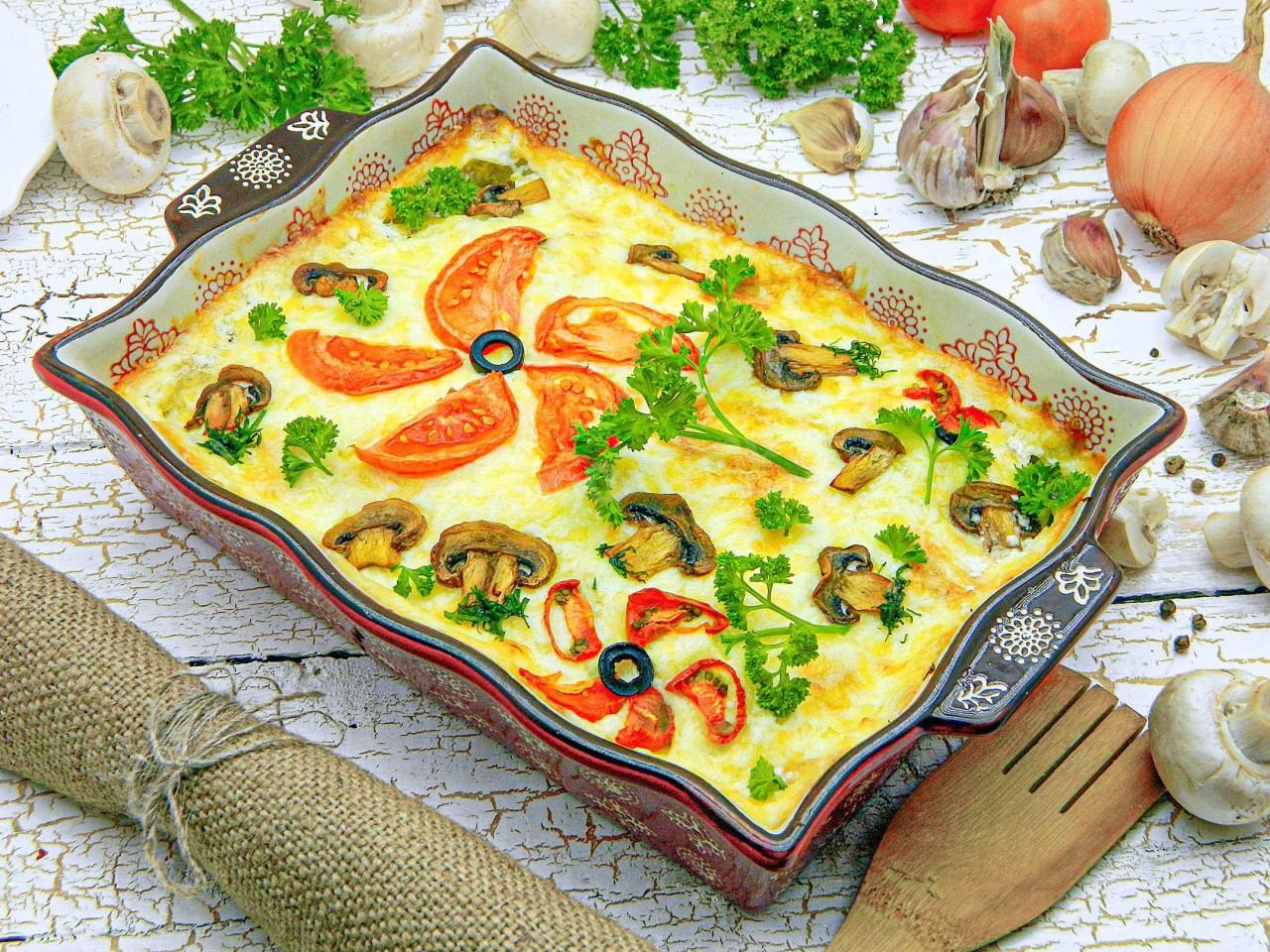 Шаг 11. Как подать и хранить куриное мясо по-французски с грибами и помидорами, запечённое в духовке?