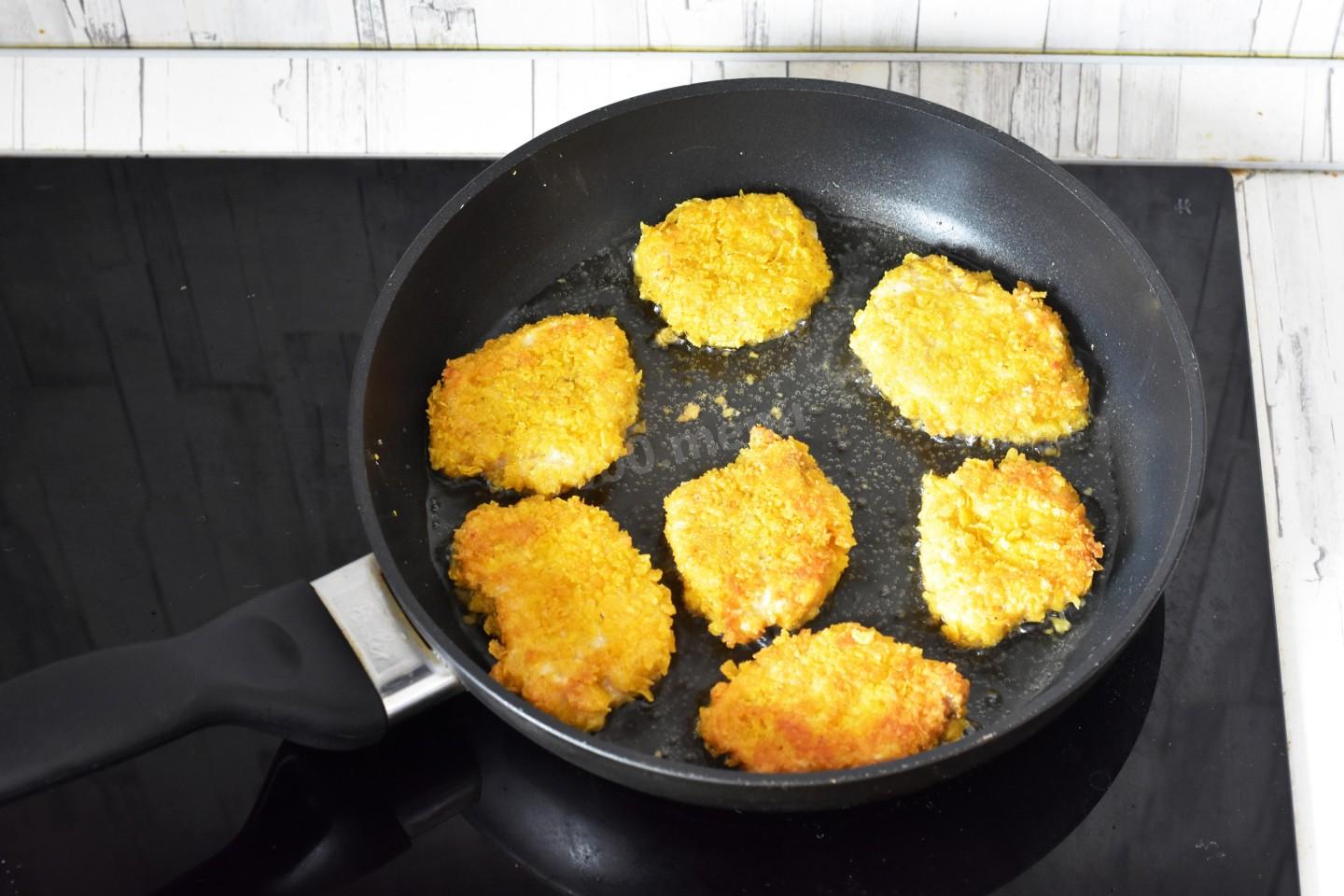 Шаг 8. Как пожарить отбивную курицу на сковороде?