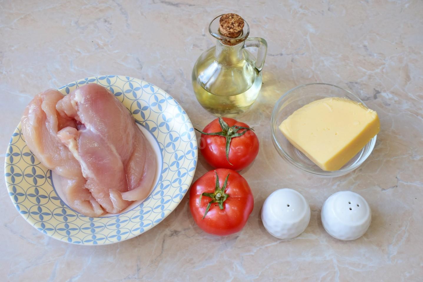 Шаг 1. Как сделать курицу с сыром и помидорами, запеченную в духовке?