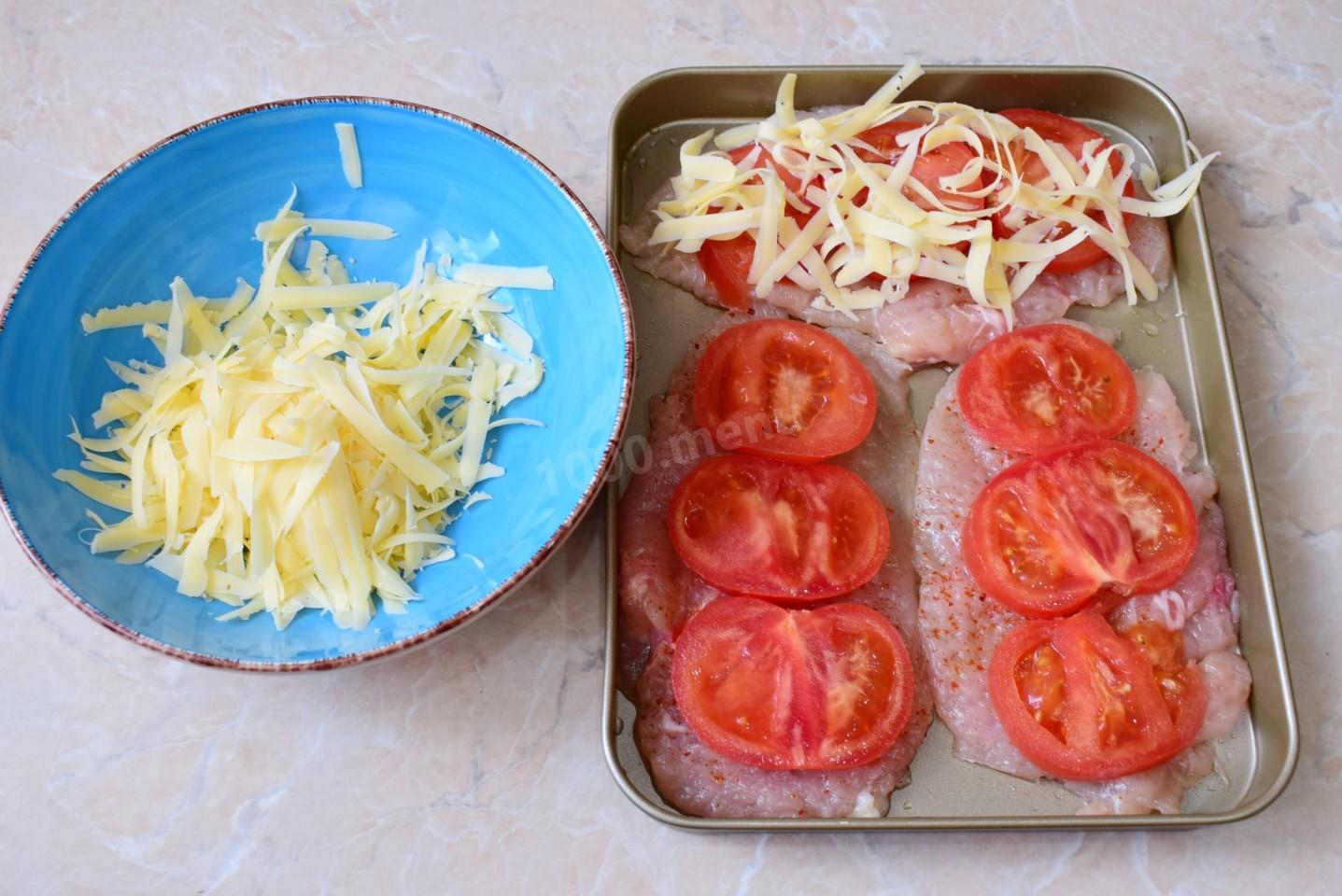Шаг 6. При какой температуре и сколько запекать курицу с помидорами и сыром?