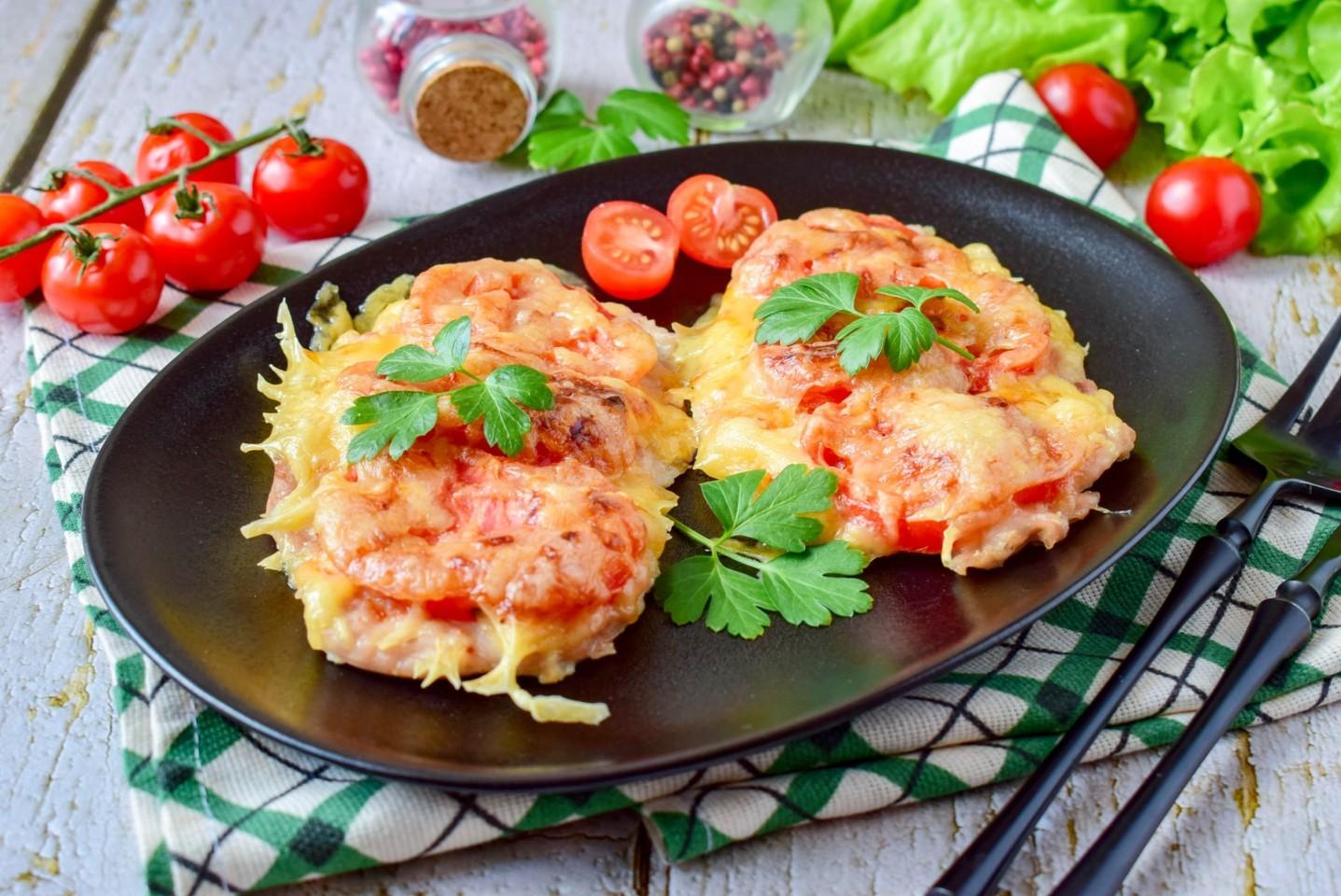 Шаг 8. Как красиво подать и с чем сочетать запеченную курицу?