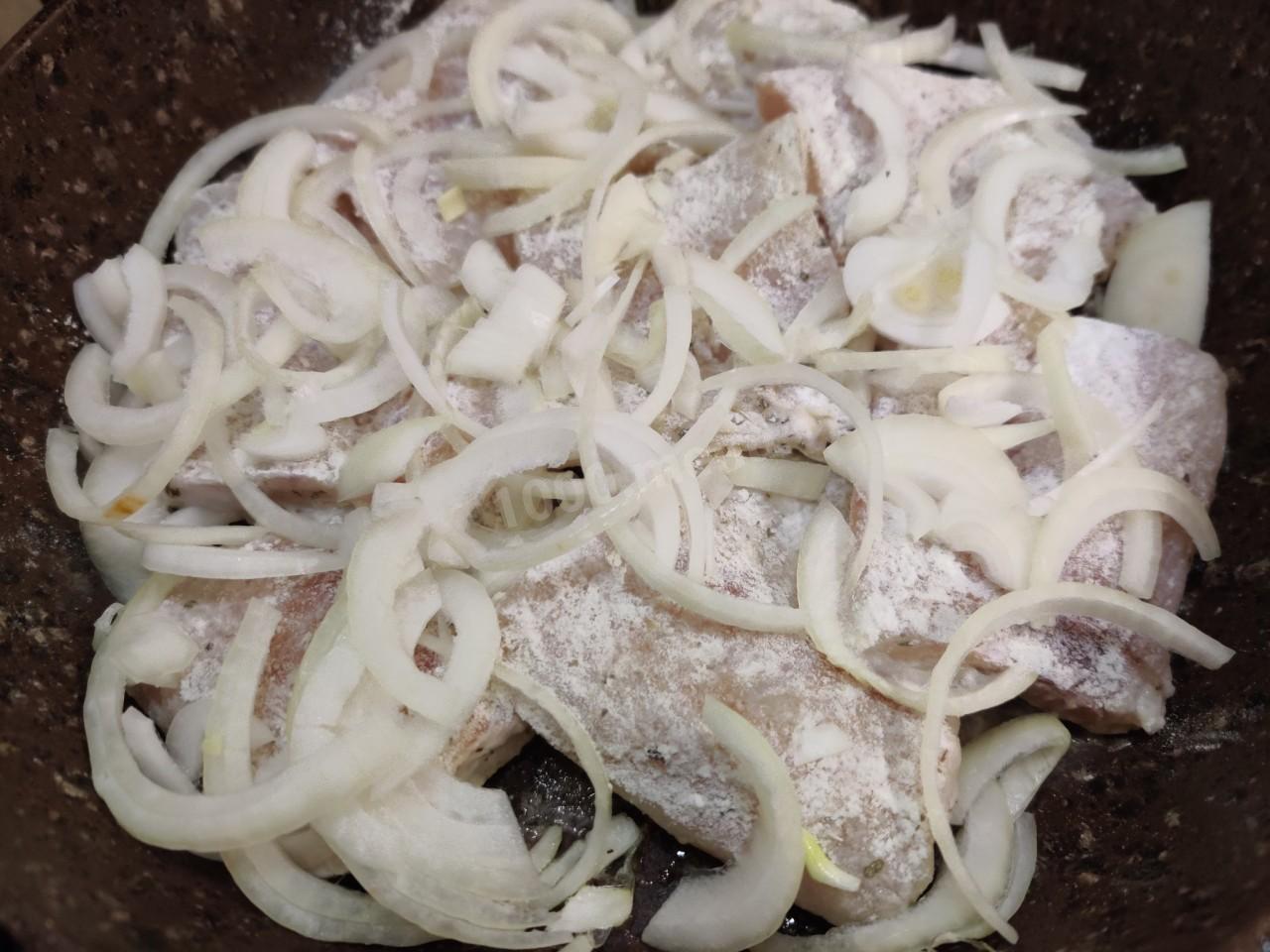 Шаг 5. Как жарить филе минтая кусочками с луком на сковороде?