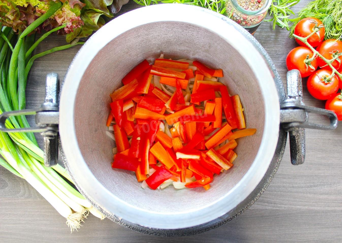 Шаг 3. Как уложить овощи в казан?