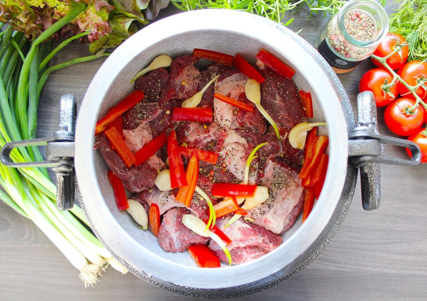 Шаг 5. Как добавить чеснок и болгарский перец к мясу?
