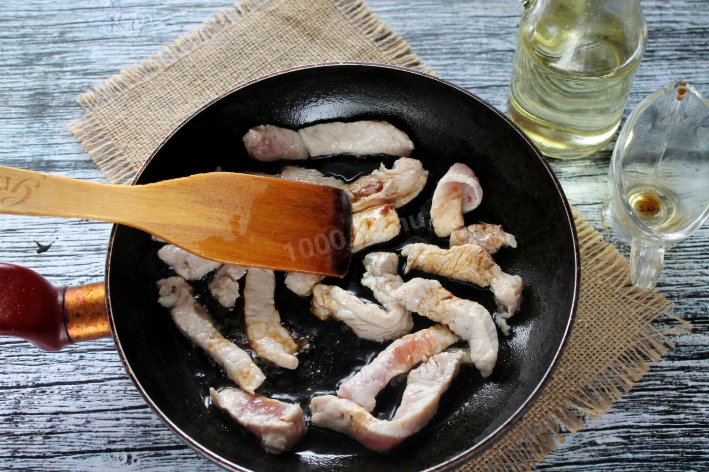 Шаг 3. Как обжарить мясо на сковороде?