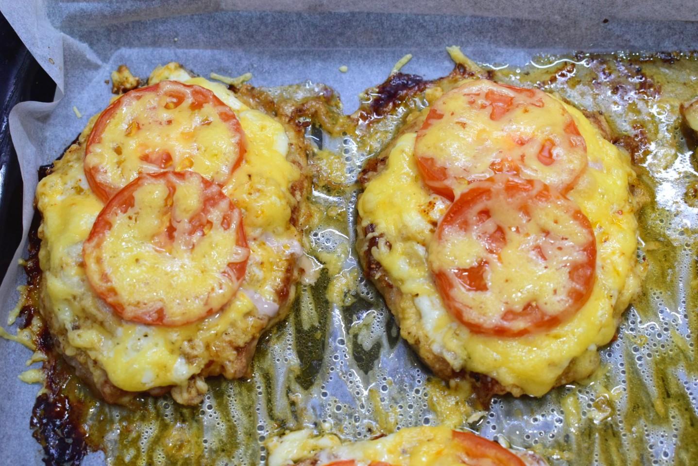 Шаг 6. Сколько запекать отбивное мясо с помидорами в духовке?