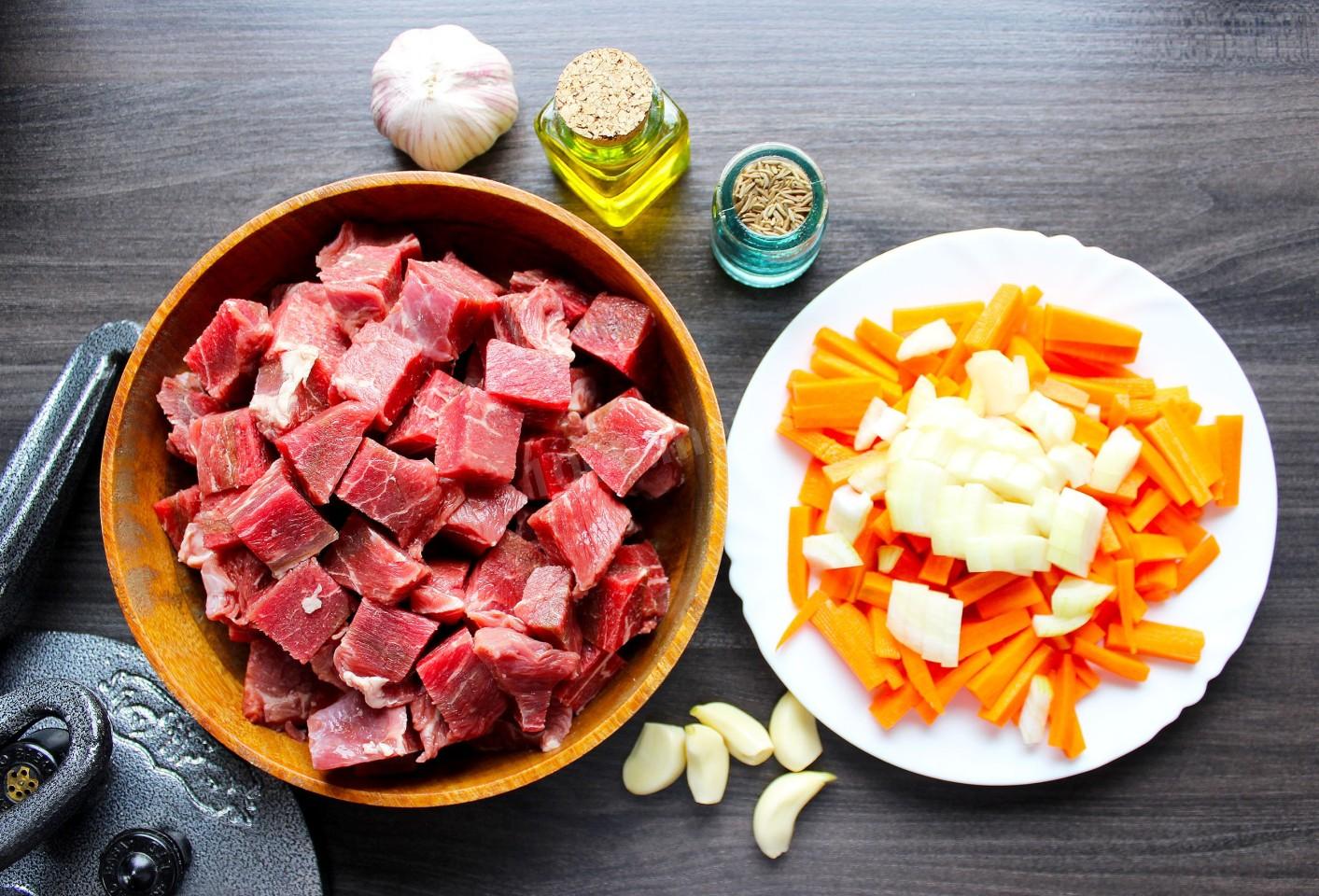 Шаг 2. Как подготовить мясо и овощи для плова?