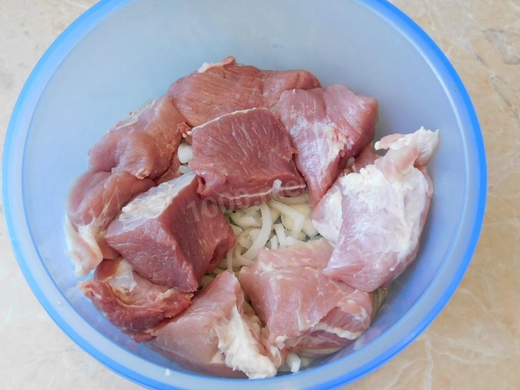 Шаг 3. Как выложить лук и мясо в миску?