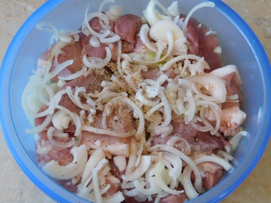 Шаг 4. Как замариновать классический шашлык?