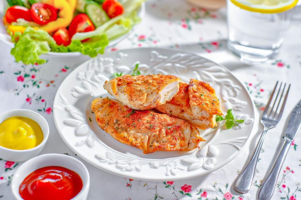Шаг 6. Как подать сочные жареные куриные грудки к столу?