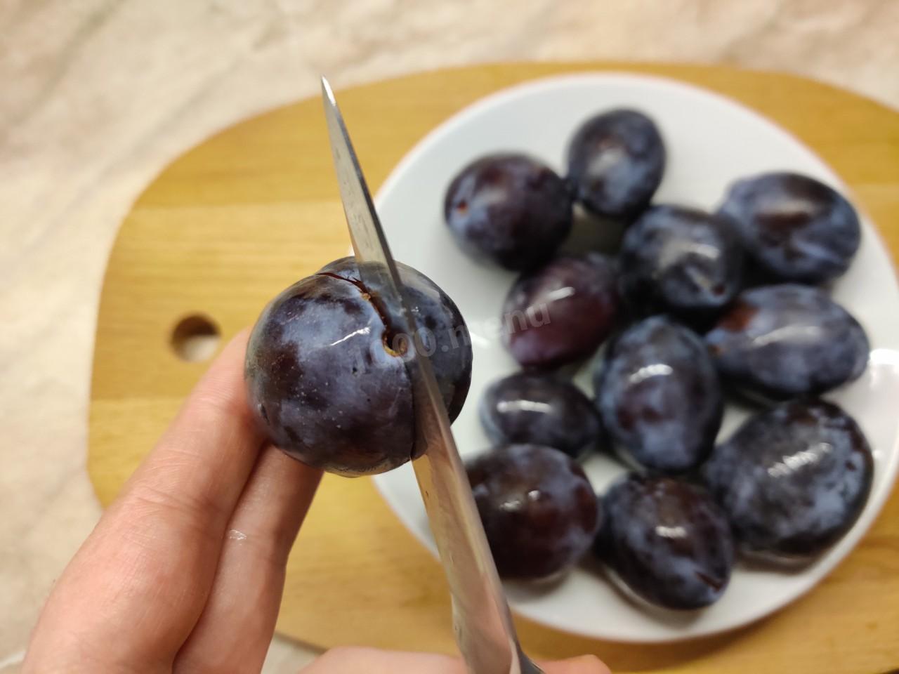 Шаг 3. Как разрезать сливу?