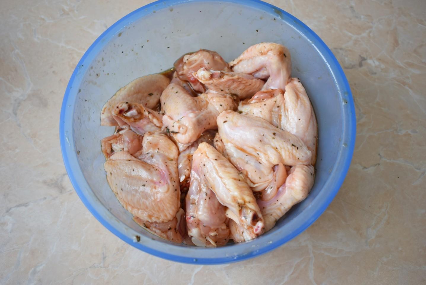 Шаг 4. Как замариновать куриные крылышки?
