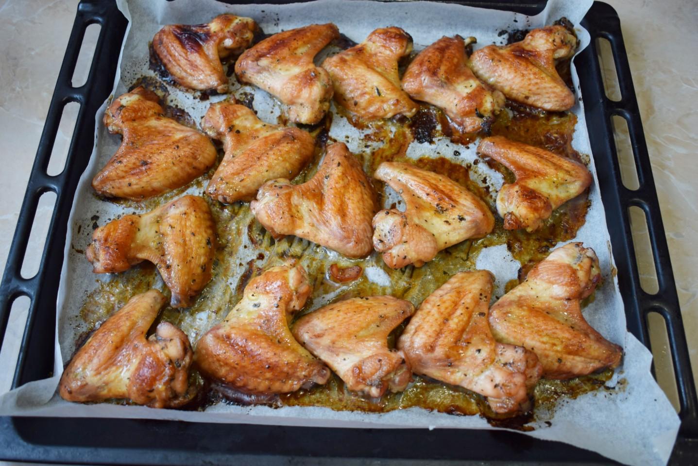 Шаг 6. Сколько запекать куриные крылья в духовке?