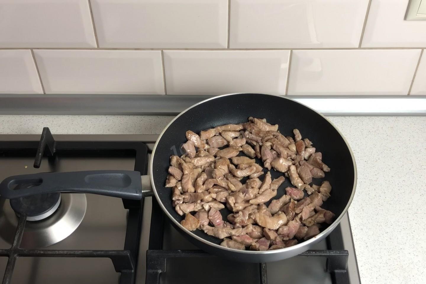 Шаг 9. Как обжарить мясо с чесноком и имбирём?