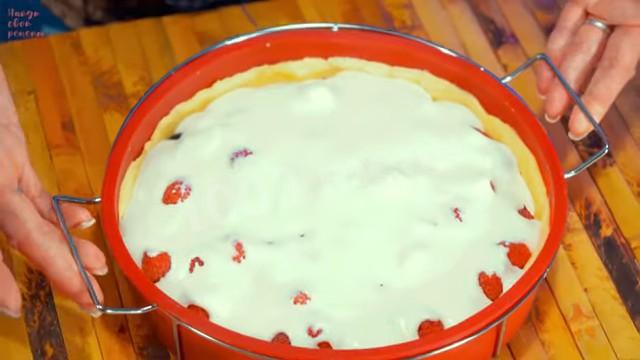 Шаг 6. Сколько выпекать пирог с заливкой из сметаны в духовке?